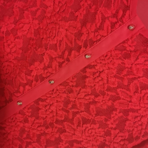 Lace tank 3/$30 🍏 - Picture 3 of 5